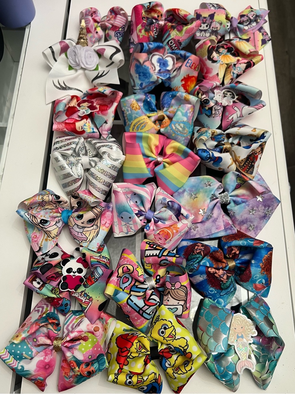 Girlโs bundle of 21 hair bows